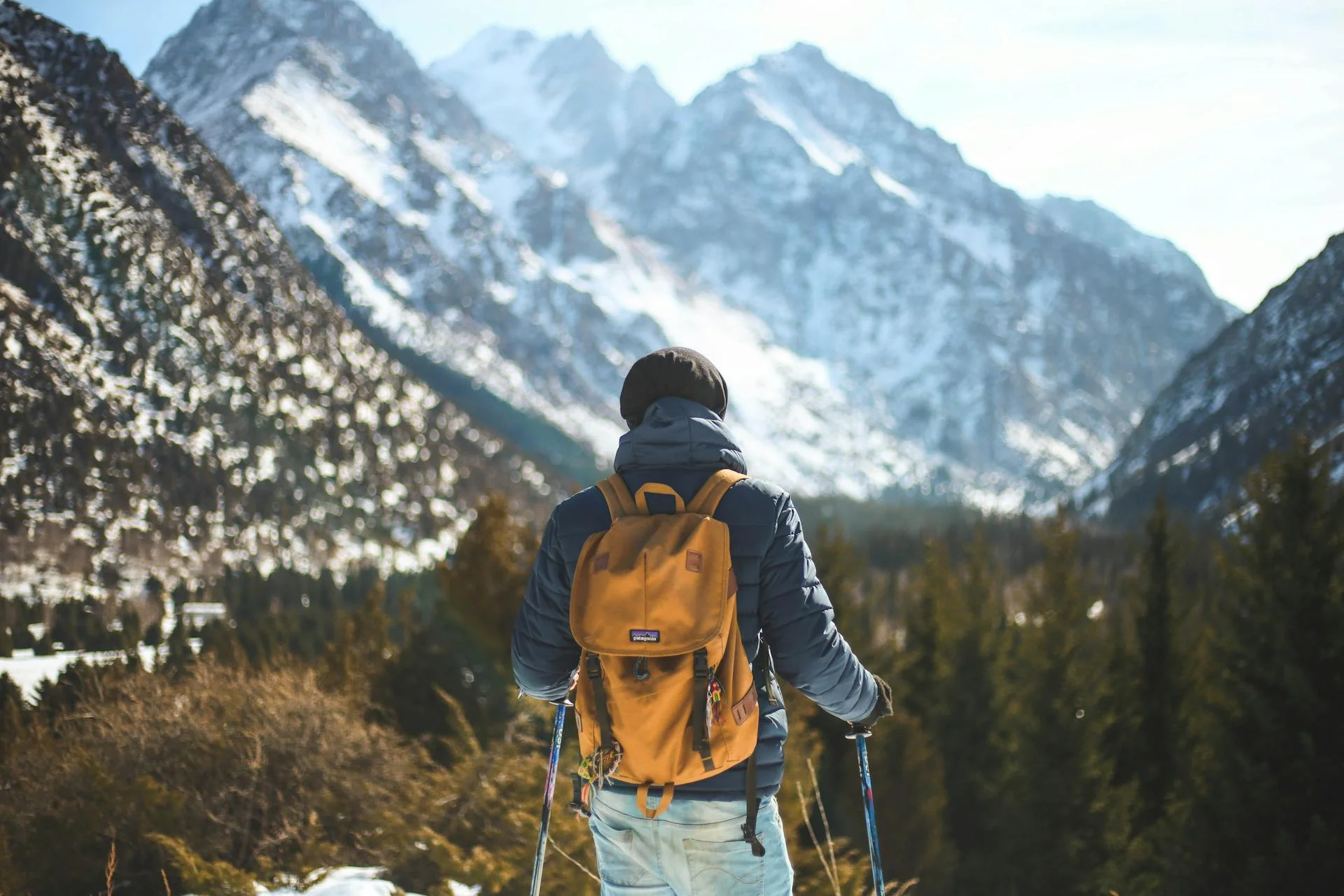 Foto - Mann wandert durch Gebirge