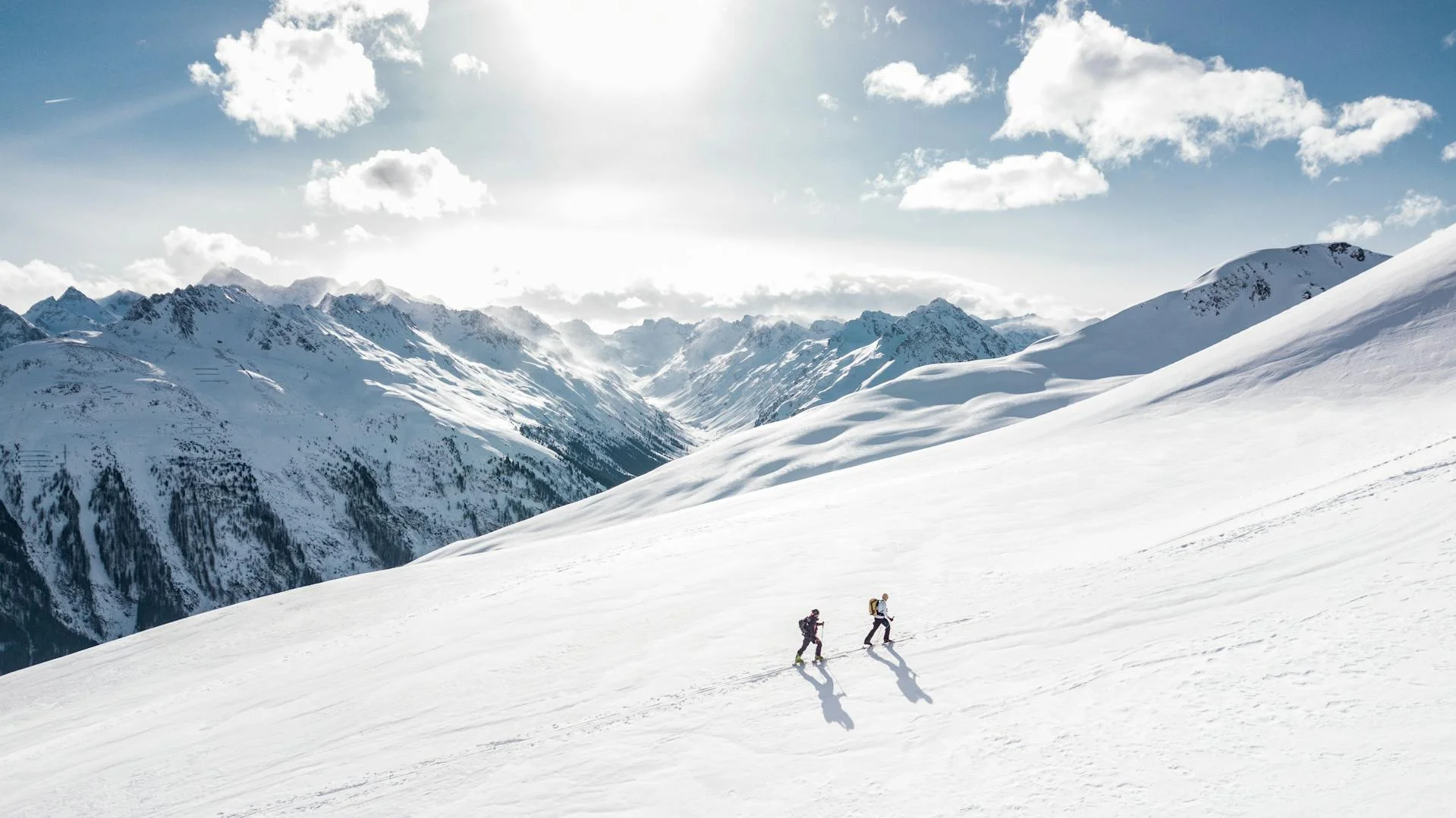Foto - Mann wandert durch Gebirge